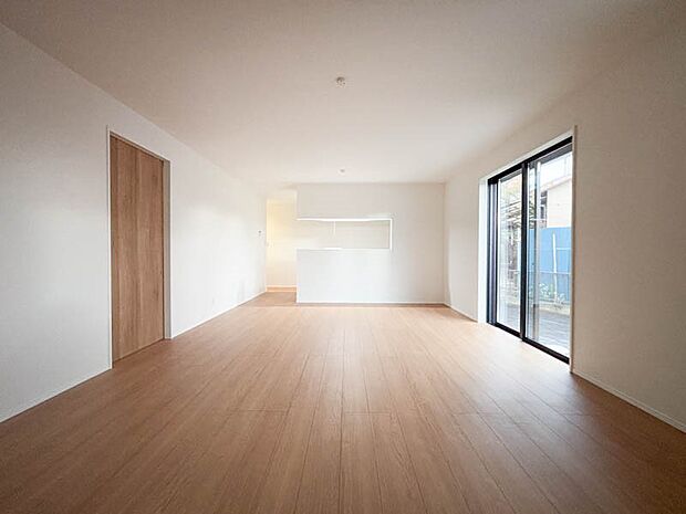 家族みんなが集まるリビング。やさしい色合いのフローリングと白いクロスの明るい空間はきっと家族の心も穏やかに癒してくれます。