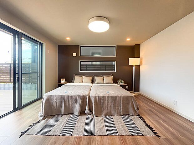 2面採光で光を集めるお部屋はゆっくりと落ち着く空間です。クローゼットもございますので、収納家具を新たに揃える準備も省け、なにより居住空間を広く使えるので快適です。