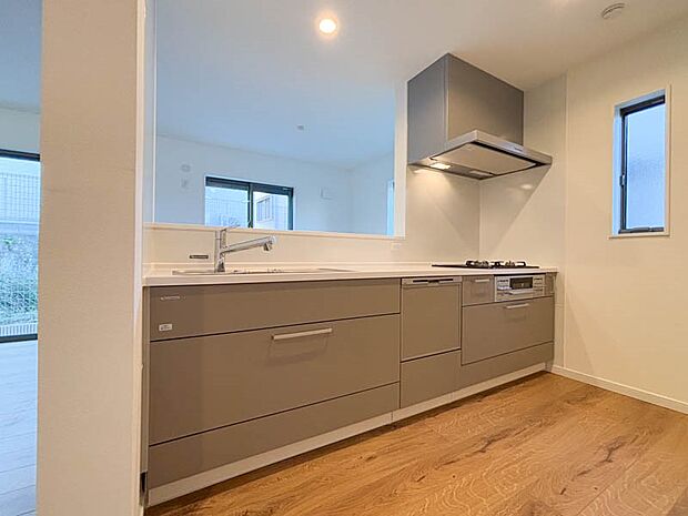 毎日使うキッチンだからこそ、食事の準備を楽しい時間に、忙しい時でもスムーズに無駄なく作業できる、お手入れも簡単にできるなど、毎日を楽しくするキッチンスペースに仕上げました。