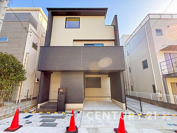 使いやすさもデザインも重視した理想の暮らしをかなえるお家。美しい外観やくつろぎの室内空間にふさわしい「素材」「形」「色彩」を考え、上質感に満ちたお家です。