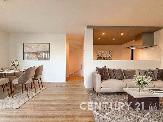 リビングで子供が走ってる姿を見ながら、大きなソファやダイニングテーブルでゆったり食事をしたりくつろぎたい。そんな夢が叶えられる空間です！