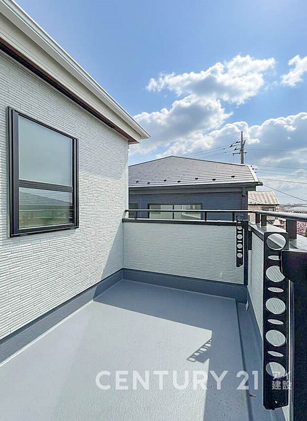 気持ちのいい空が見渡せる広いバルコニー。