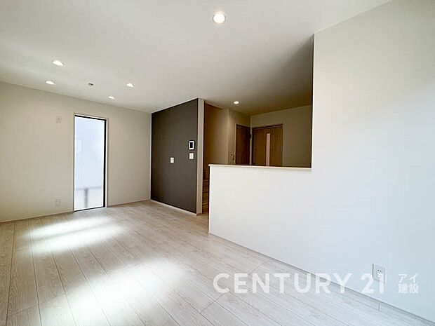 優しい色合いのフローリングと建具。やわらかな日差しがくつろぎの空間を演出します。