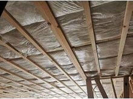 断熱性に優れたグラスウールを壁と天井に隙間なく施工します。