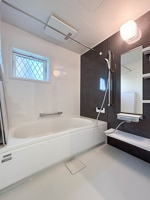【浴室】上質が感じられるカラーリングで、清潔な空間美を実現。一日の疲れが癒される優雅なバスタイムを堪能できるゆとりあるバスルームです。