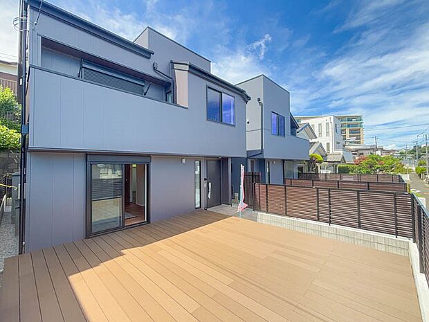 【現地外観写真】この家からスタートする「新しいライフスタイル」はご家族にとって大切で貴重な時間。少しでも豊かに、そして快適に…そんな理想の暮らしを叶えてくれるお家になるはずです。