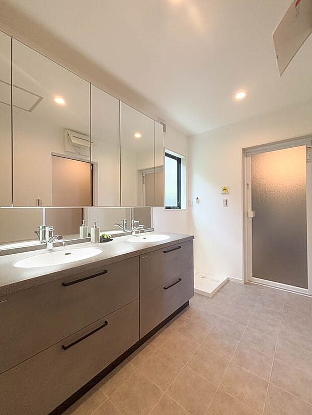 【洗面台・洗面所】ご家族の1日が始まり、1日の終わりを締めくくる洗面空間。快適に過ごせることはもちろん、気品や優雅さを兼ね備えたパウダールームです。