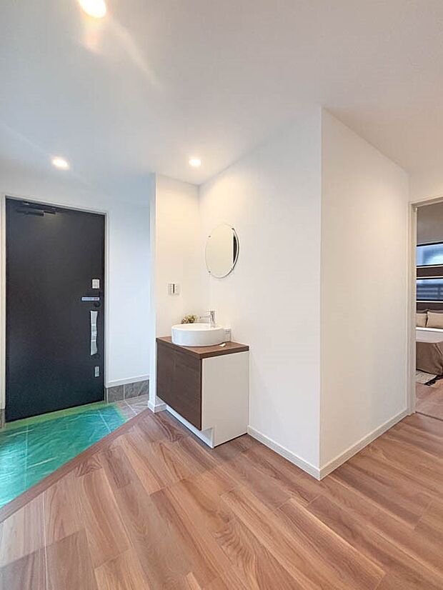 【玄関】ゆったりした広さがある玄関は、いつも優しく明るく出迎えしてくれます。落ち着いた趣のある建具がホッとさせてくれます。