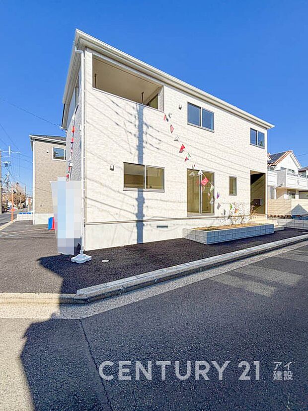 【現地外観写真】使いやすさもデザインも重視した理想の暮らしをかなえるお家。美しい外観やくつろぎの室内空間にふさわしい「素材」「形」「色彩」を考え、上質感に満ちたお家です。