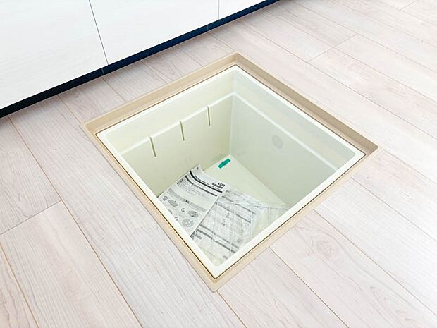 【床下収納庫】~床下収納庫~ 床下空間を有効活用できる収納庫。日用品の保管庫としてオススメです。