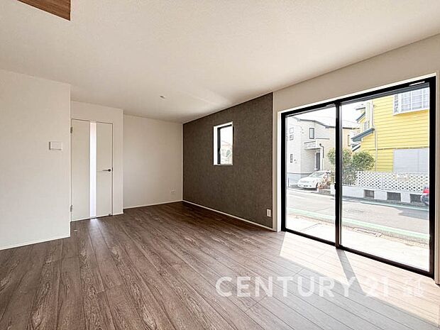 【リビング】リビングで子供が走ってる姿を見ながら、大きなソファやダイニングテーブルでゆったり食事をしたりくつろぎたい。そんな夢が叶えられる空間です!