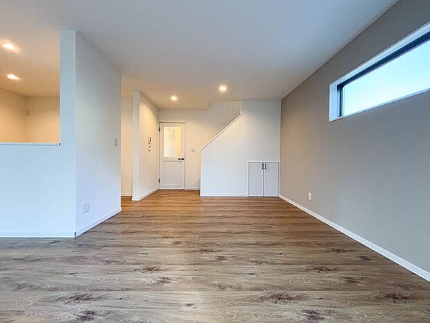 【リビング】リビングで子供が走ってる姿を見ながら、大きなソファやダイニングテーブルでゆったり食事をしたりくつろぎたい。そんな夢が叶えられる空間です！