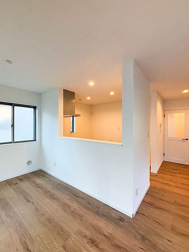 【キッチン】家事をしながらもリビングが見渡せる対面キッチンは、忙しい奥様に嬉しいカタチ。お料理もお子様や旦那様と会話をしながら楽しく作れそう。