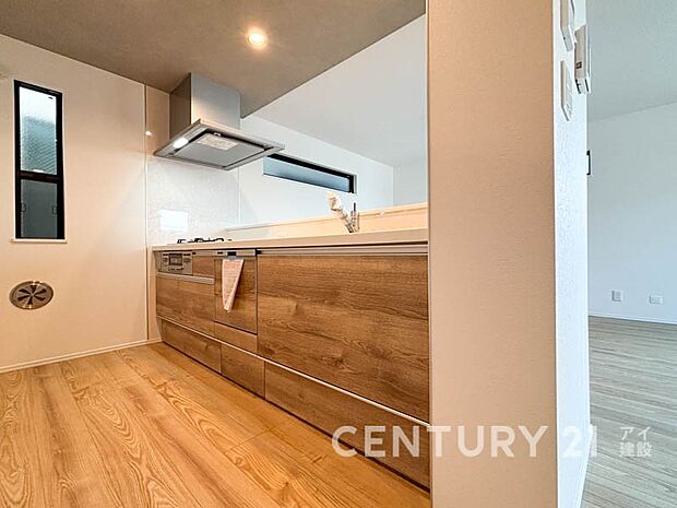 【キッチン】ご家族みんなで調理ができる位のスペースを実現したキッチン空間となっております。みんなで作った料理を召し上がりながらの会話は至福のひとときになるはずです。