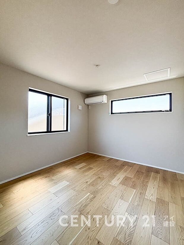 【リビング以外の居室】 2面採光で光を集めるお部屋はゆっくりと落ち着く空間です。クローゼットもございますので、収納家具を新たに揃える準備も省け、なにより居住空間を広く使えるので快適です。