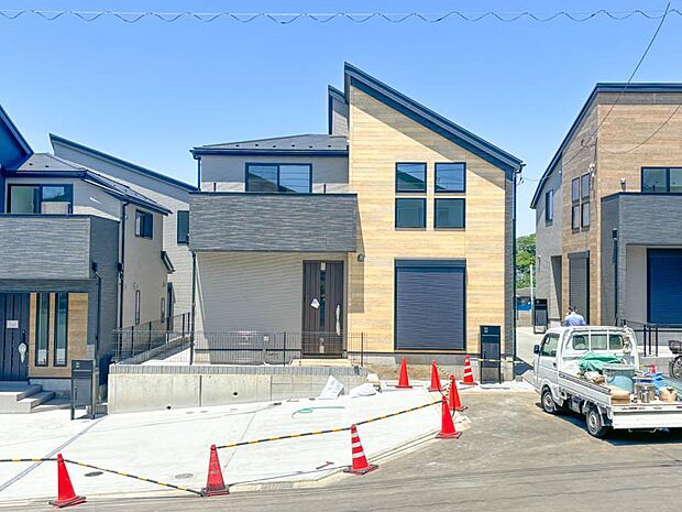 【同仕様写真(外観)】~類似外観同仕様写真~ ※取引する建物とは、外壁、屋根、開口部の位置、形状等が異なります。