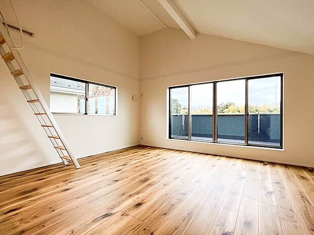 【Living Dining】 リビングで子供が走ってる姿を見ながら、大きなソファやダイニングテーブルでゆったり食事をしたりくつろぎたい。そんな夢が叶えられる空間です!