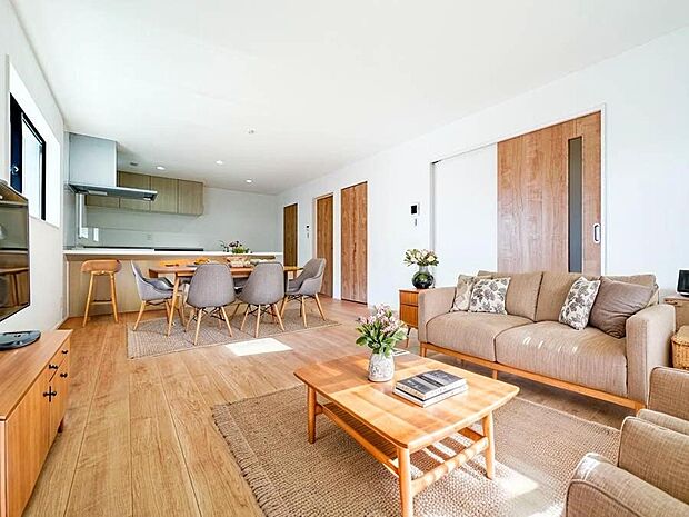 【CGにて家具配置】リビングで子供が走ってる姿を見ながら、大きなソファやダイニングテーブルでゆったり食事をしたりくつろぎたい。そんな夢が叶えられる空間です！