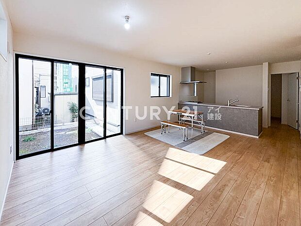 【Living room】 大きな窓から差し込む太陽光を体一杯に感じながら、家族揃ってとる朝食はそれだけで一日分のエネルギーをチャージしてくれそう。