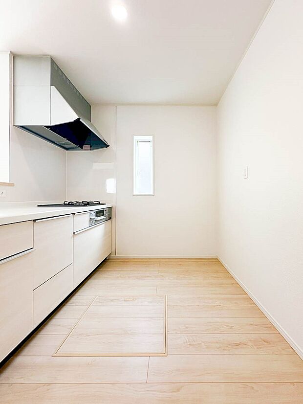 ~Kitchen~ 美しく使いやすいシステムキッチンは、油汚れが簡単に拭き取れる素材で加工されています。見えないところにも、さり気ない配慮が嬉しいですね。
