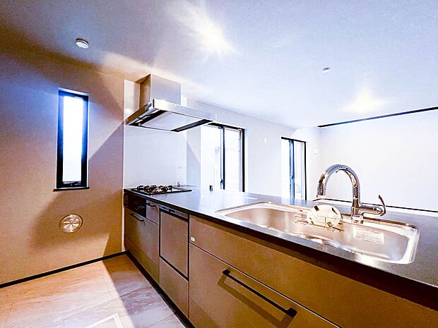 【キッチン】毎日使うキッチンだからこそ、食事の準備を楽しい時間に、忙しい時でもスムーズに無駄なく作業できる、お手入れも簡単にできるなど、毎日を楽しくするキッチンスペースに仕上げました。