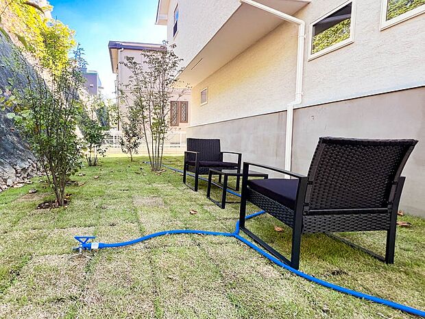 【庭】【Garden】 ゆったりとした余裕の広さがあります。このお庭で思い切りお子様と遊んだり、色とりどりのお花で飾ったり、素敵なグリーンを集めてガーデニングをお楽しみ頂くのもいいかもしれませんね。