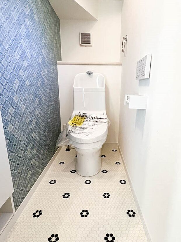 【トイレ】トイレットペーパーの使用回数を減らせる最新の節水トイレ。温水洗浄便座付きなので、寒い冬も温かく、とても快適です。