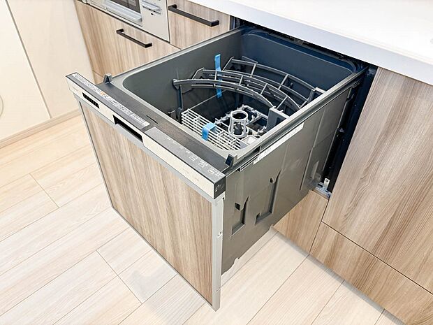 【キッチン】【Dishwasher】 パワフルな洗いで汚れを落としてくれる食洗機。家事の時短になり、ご家族との時間も増えそうですね。