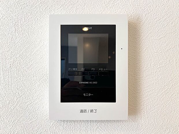 【TVモニター付きインターフォン】【Monitor with intercom】 来訪者が一目でわかるモニター付きインターフォン。お子様のお留守番も安心ですね。
