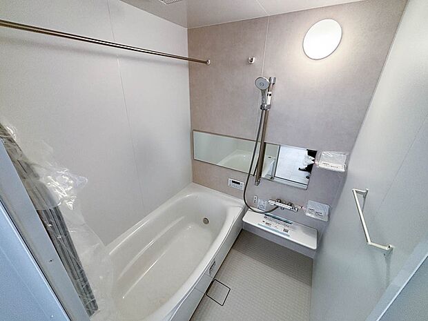 【浴室】【Bathroom】 上質が感じられるカラーリングで、清潔な空間美を実現。一日の疲れが癒される優雅なバスタイムを堪能できるゆとりあるバスルームです。