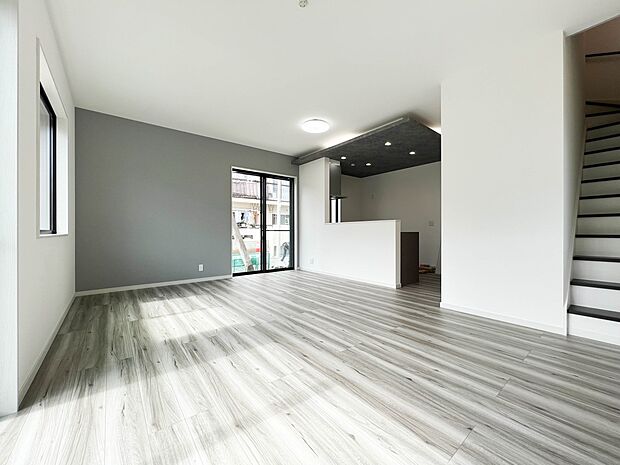  家族みんなが爽やかに健やかに過ごせるように、溢れる光をたっぷり取り込んだリビングダイニング。集いの場、憩いの場としての快適性を求めたやすらぎの空間です。