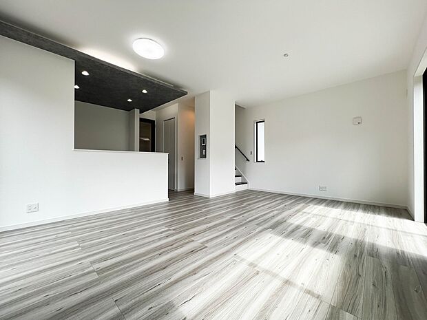 【Kitchen】  機能美とデザイン性を兼ね備えた使い勝手のよいシステムキッチンはリビングとの一体感も考慮され、美しい空間が実現します。