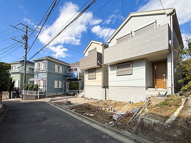ふりそそぐ陽射しと開放的な空間形成。青空を背景に更なる美しさを醸す佇まい。