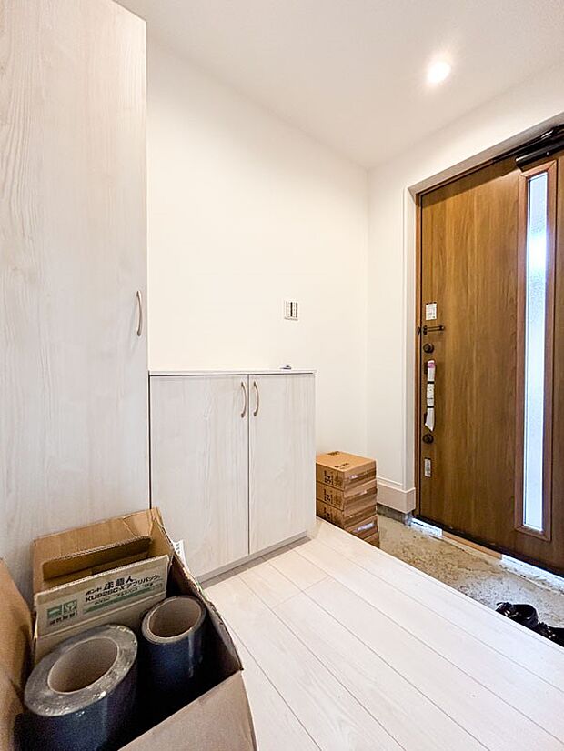 気品あるデザイン性を持つ玄関は、住む方の満足感を満たすクオリティ。帰宅するご家族や、訪れる方を気持ちよく迎える・安らぎに満ちた生活空間を予感させてくれます。