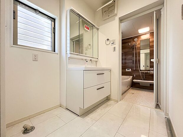 【洗面台・洗面所】スタイリッシュなパウダールーム。デザイン性だけではなく機能性にも優れています。
