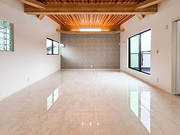 【リビング】大きな窓から差し込む太陽光を体一杯に感じながら、家族揃ってとる朝食はそれだけで一日分のエネルギーをチャージしてくれそう。始まりはいつもここから。そして一日の終わりもここで。