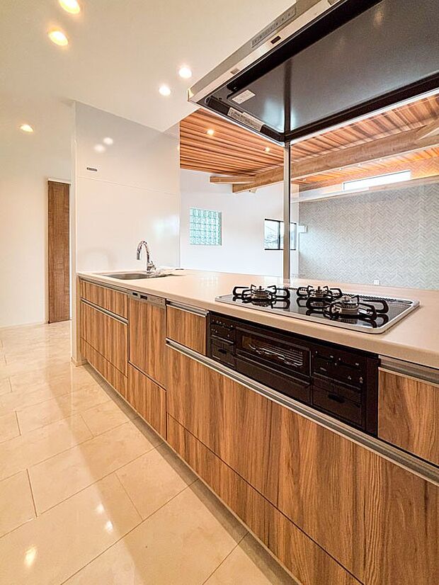 【キッチン】毎日使うキッチンだからこそ、食事の準備を楽しい時間に、忙しい時でもスムーズに無駄なく作業できる、お手入れも簡単にできるなど、毎日を楽しくするキッチンスペースに仕上げました。