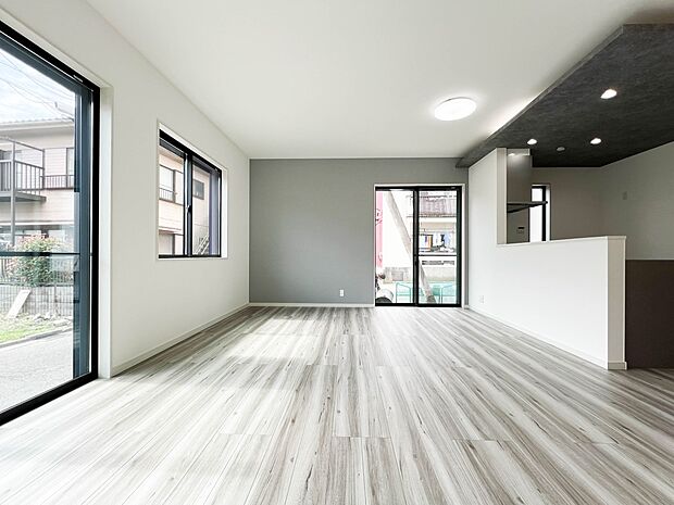 【リビング】大きな窓から差し込む太陽光を体一杯に感じながら、家族揃ってとる朝食はそれだけで一日分のエネルギーをチャージしてくれそう。始まりはいつもここから。そして一日の終わりもここで。