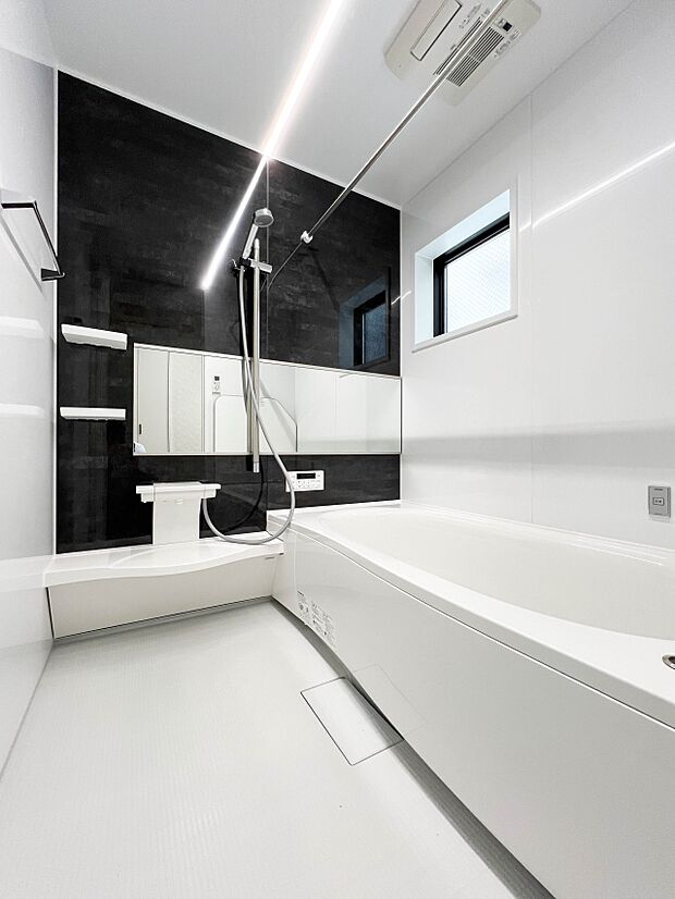 【浴室】上質が感じられるカラーリングで、清潔な空間美を実現。一日の疲れが癒される優雅なバスタイムを堪能できるゆとりあるバスルームです。