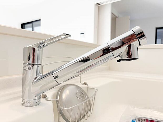 【その他設備】~浄水器一体型水栓~ 蛇口をひねるだけできれいな水を利用できるビルトインタイプ。据え置き型と異なりシンク上には水栓しかないので、雑多になりがちなシンクまわりをすっきり使えます。