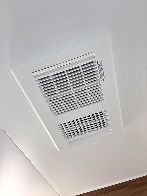 【その他設備】~浴室暖房乾燥機~ 浴室をカラッと乾燥。衣類乾燥室としても活用できます。また、冬の時期はパワフルな力で浴室をすばやく暖めヒートショックを防ぎます。