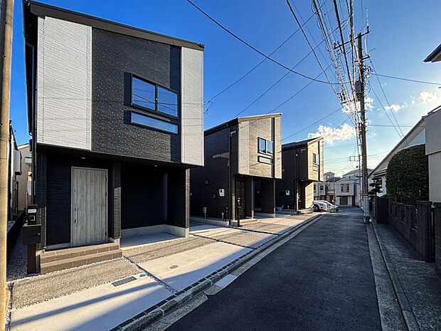 【前面道路含む現地写真】ふりそそぐ陽射しと開放的な空間形成。青空を背景に更なる美しさを醸す佇まい。