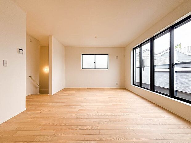 【リビングダイニング】陽光溢れる明るいリビング