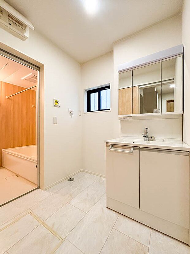 【洗面台・洗面所】ご家族の1日が始まり、1日の終わりを締めくくる洗面空間。快適に過ごせることはもちろん、気品や優雅さを兼ね備えたパウダールームです。