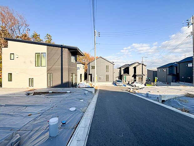 【前面道路含む現地写真】ふりそそぐ陽射しと開放的な空間形成。青空を背景に更なる美しさを醸す佇まい。
