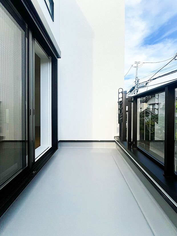 プライベート性が確保されたバルコニー。ワイドな空間にたっぷりの陽光が降り注ぎます。