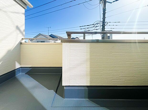 気持ちのいい空が見渡せる広いバルコニー。