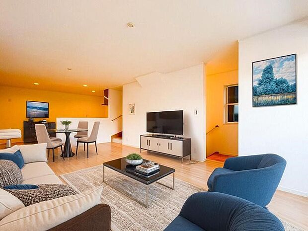 忙しい朝でも、しっかり家族が揃って食事を出来る、ゆとりある大きさのダイニングスペース。ママが作る手料理をテーブルで囲む素敵な時間を存分に愉しんでください。陽当たりの良さも笑顔につながりますよね