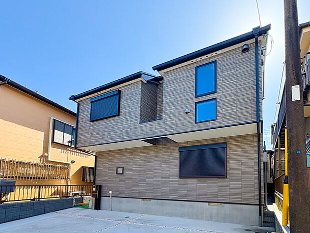 ふりそそぐ陽射しと開放的な空間形成。青空を背景に更なる美しさを醸す佇まい。