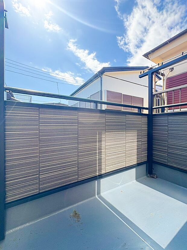 プライベート性が確保されたバルコニー。ワイドな空間にたっぷりの陽光が降り注ぎます。